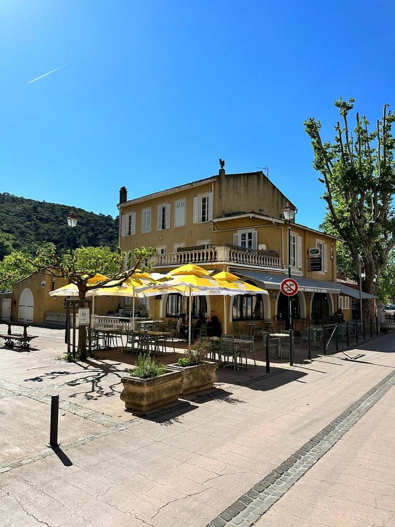 Hotel De La Loube La Roquebrussanne Экстерьер фото