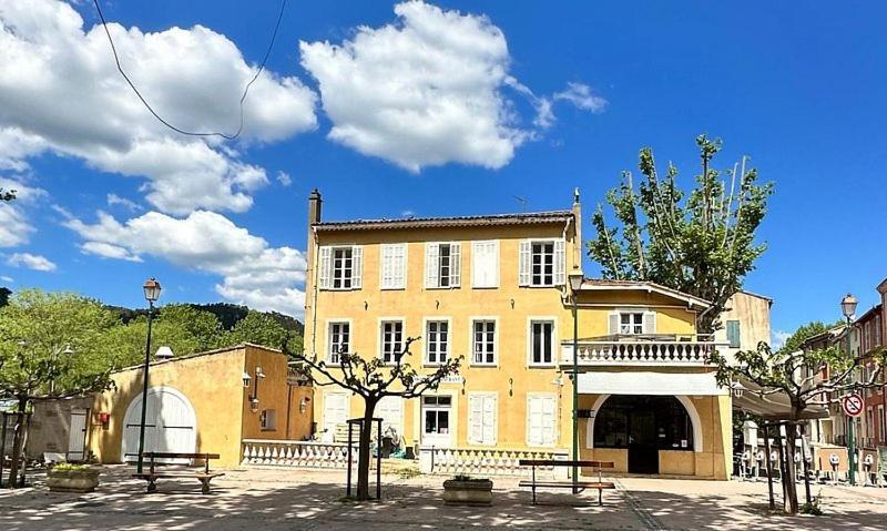 Hotel De La Loube La Roquebrussanne Экстерьер фото