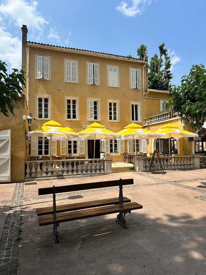 Hotel De La Loube La Roquebrussanne Экстерьер фото