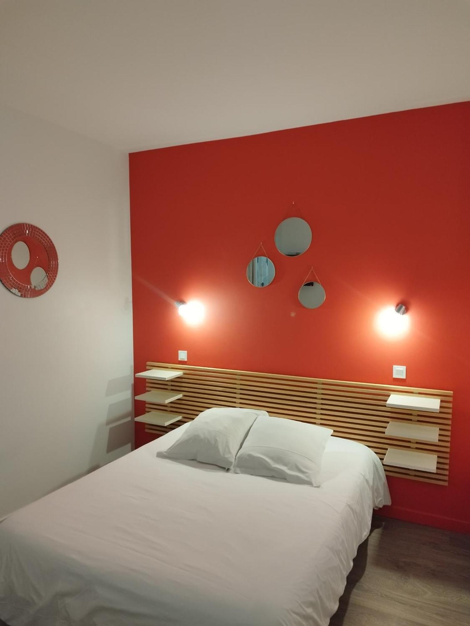 Hotel De La Loube La Roquebrussanne Экстерьер фото