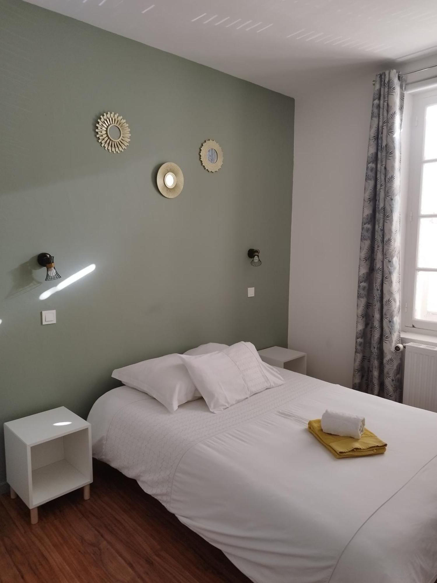 Hotel De La Loube La Roquebrussanne Экстерьер фото